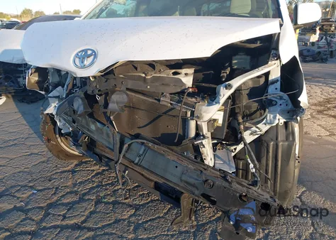 2017 Toyota Sienna Le 8 Passenger z USA, uszkodzony, nr VIN 5TDKZ3DC9HS880712